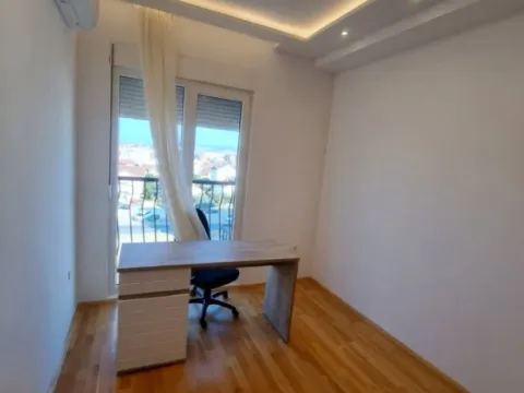 Izdavanje, dvosoban stan, 60m², Stari Aerodrom, Podgorica - image 9