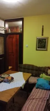 Manja trpezarija sa drvenom ugaonom garniturom i stolom. - image 6