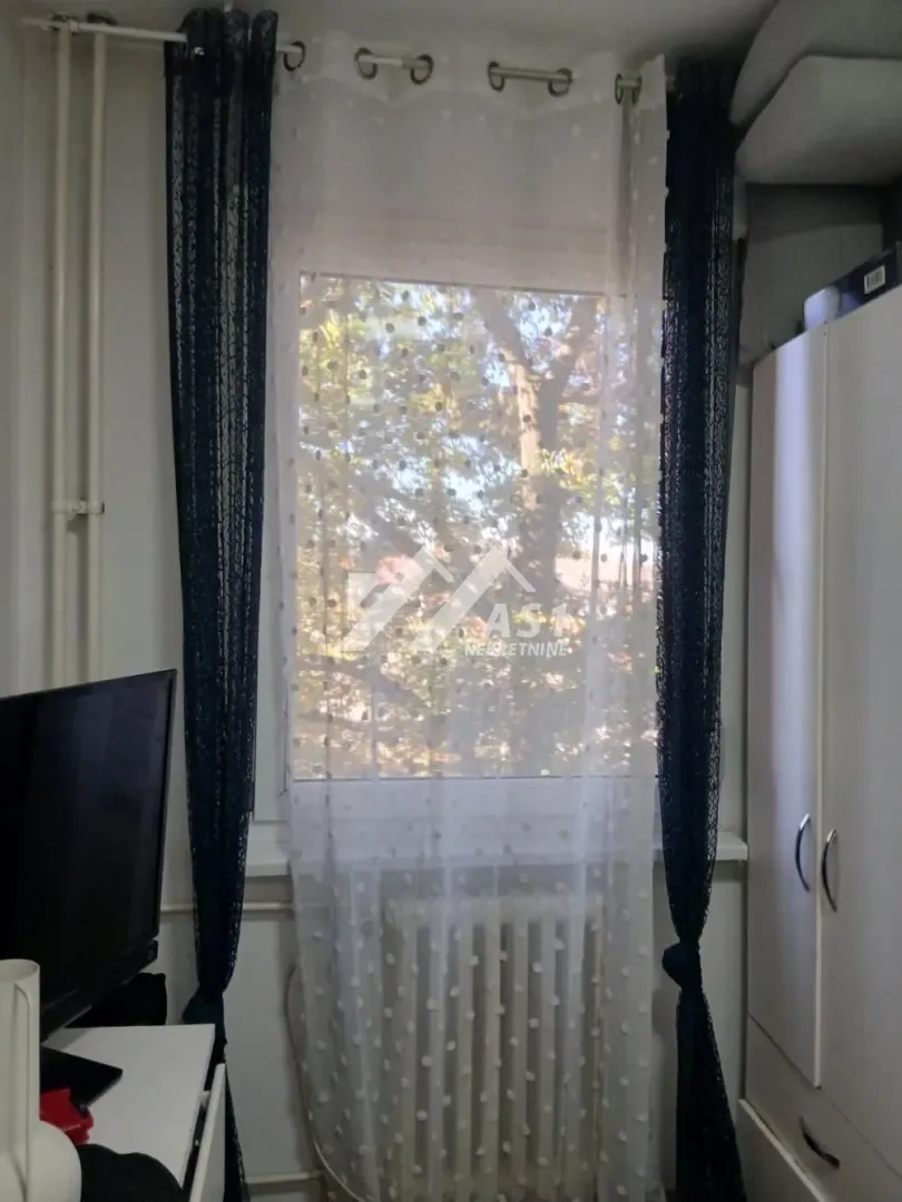 Detalj sa prozorom i zavesama u sobi.