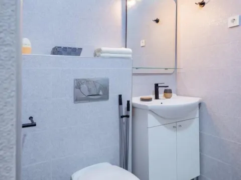 Izdavanje, garsonjera, 27m², Centar, Budva - image 5