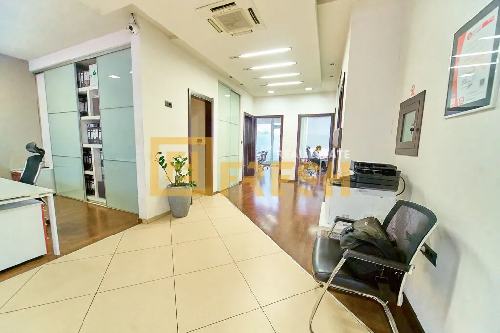 Rent, office space, 160m², City Kvart, Podgorica