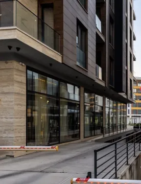 Eksterijer moderne stambeno-poslovne zgrade sa velikim staklenim površinama i terasama. - image 13