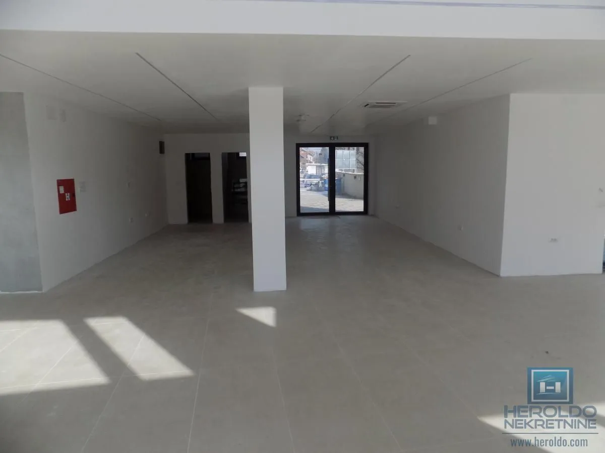 Izdavanje, poslovni prostor, 256m², Paraćin, Srbija