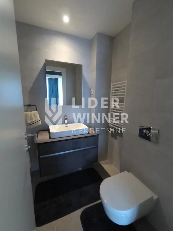 Izdavanje, trosoban stan, 82m², Savski Venac, Beograd