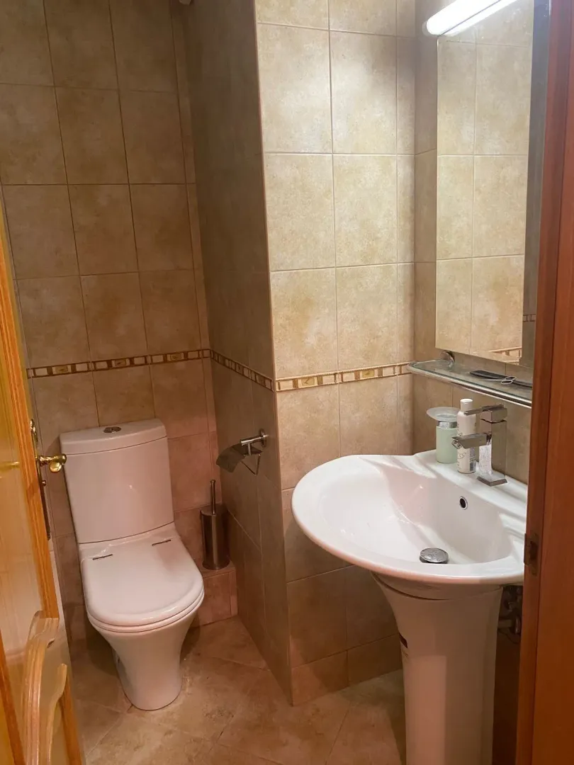 Malo kupatilo sa lavaboom i toaletnom šoljom.