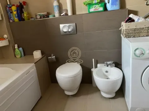 Kupatilo opremljeno toaletom, bideom, kadom i veš mašinom. - image 10