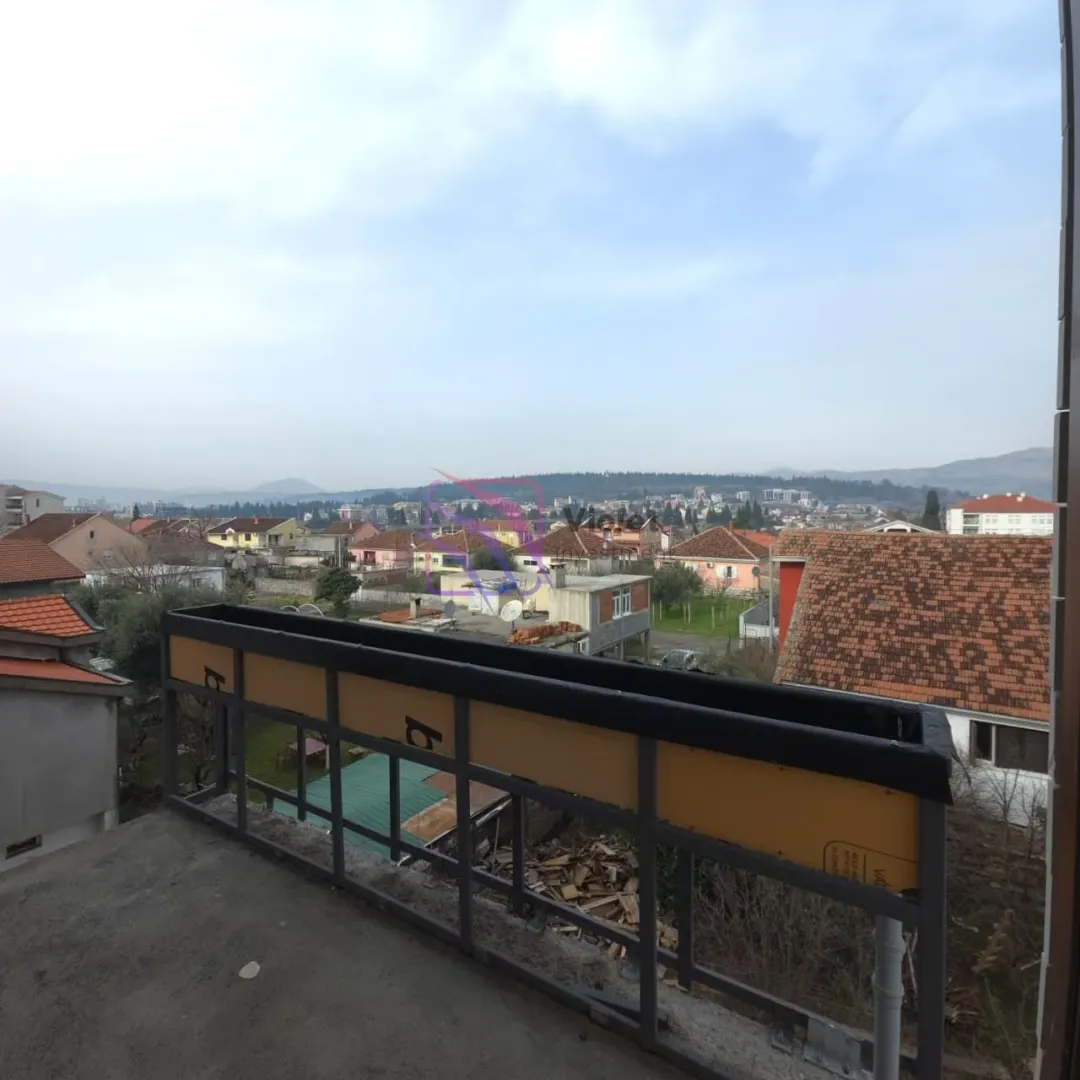 Pogled sa terase u izgradnji na okolna naselja i krovove kuća.