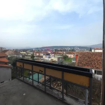 Pogled sa terase u izgradnji na okolna naselja i krovove kuća. - image 13