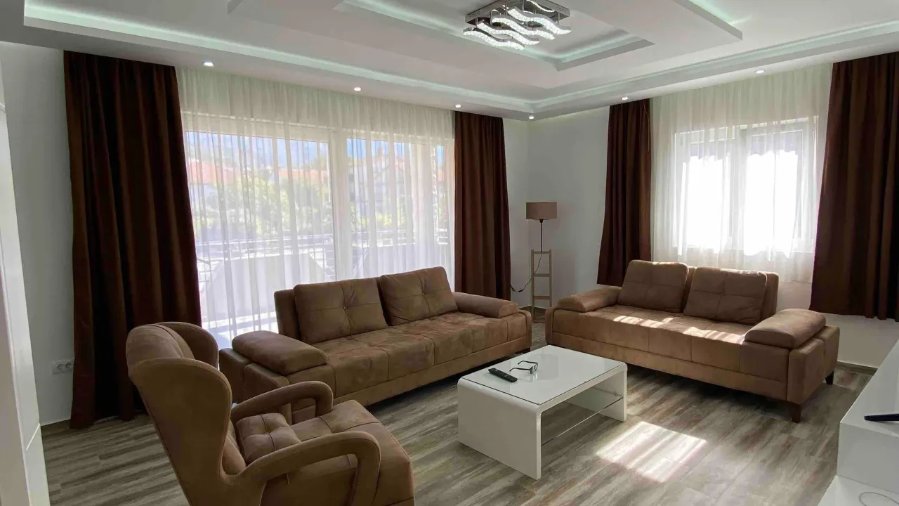 Izdavanje, trosoban stan, 115m², Kalimanj, Tivat