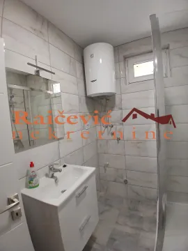 Kupatilo opremljeno umivaonikom, bojlerom i tuš kabinom. - image 10