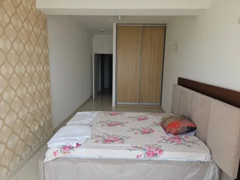 Namještena spavaća soba sa bračnim krevetom i ugradnim plakarom. - image 12
