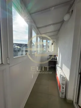 Zastakljena terasa sa velikim prozorima i popločanim podom. - image 13