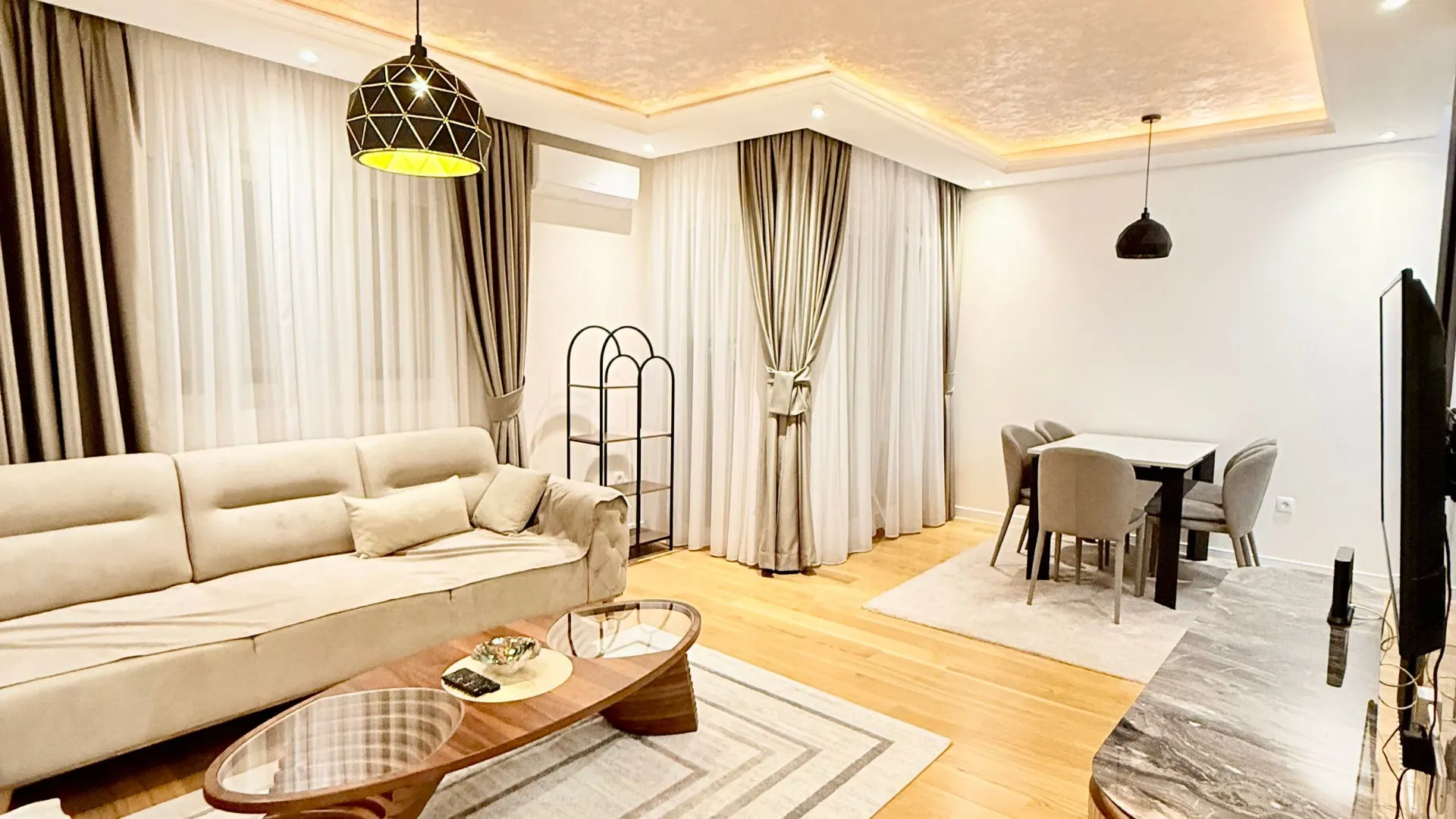 Izdavanje, trosoban stan, 96m², Central Point, Podgorica