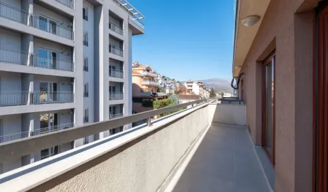 Prostrani balkon sa pogledom na susjedne zgrade i okolinu. - image 15