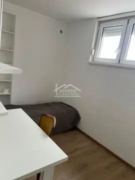 Manja spavaća soba sa krevetom, radnim stolom i prozorom. - image 3
