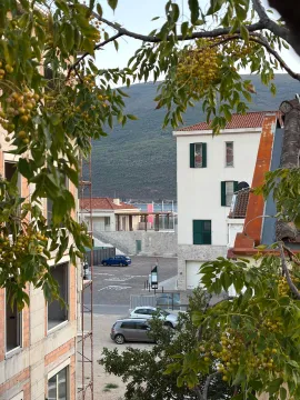 Pogled sa terase na dvorište zgrade i okolne objekte. - image 15