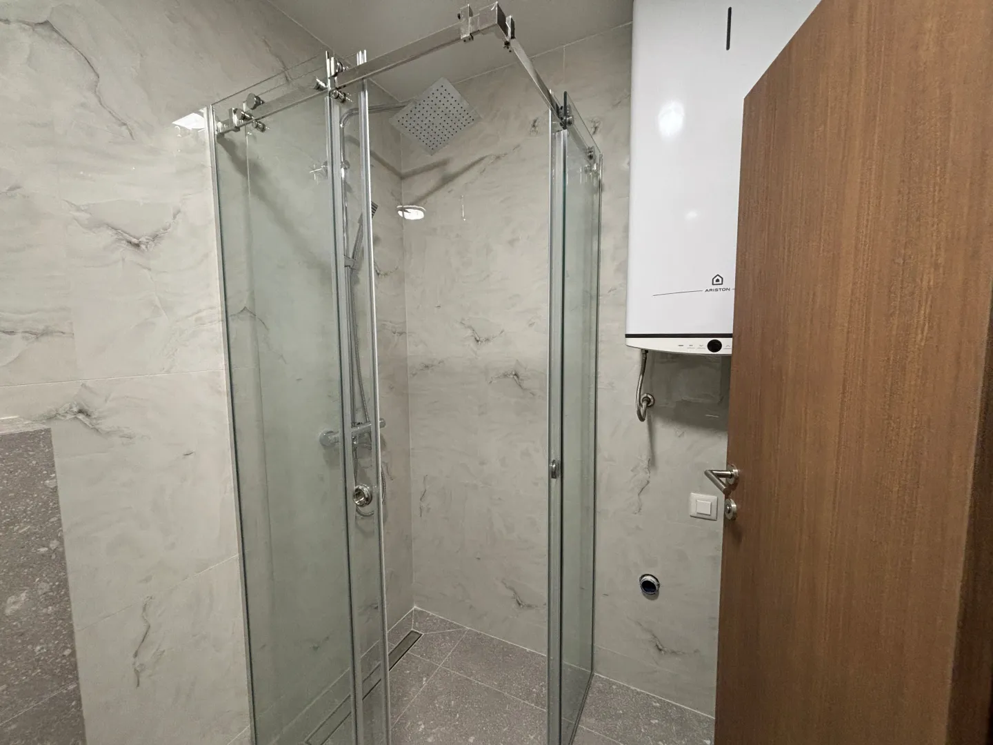 Moderne kupatilo sa tuš kabinom i bojlerom.