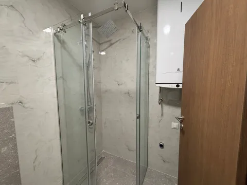 Moderne kupatilo sa tuš kabinom i bojlerom. - image 10