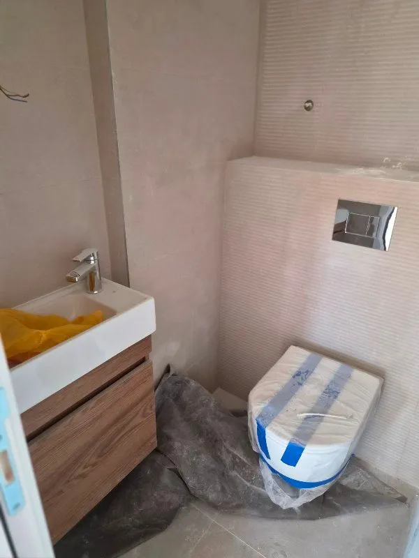 Kupatilo u fazi završnih radova sa sanitarijama.