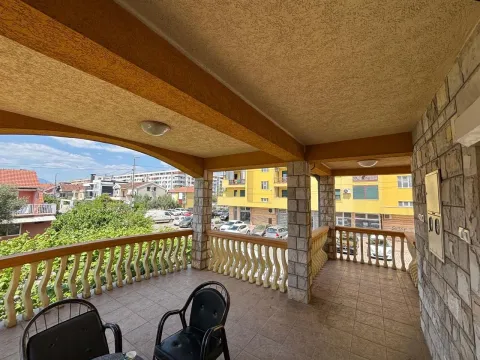 Izdavanje, kuća, 250m², Stari Aerodrom, Podgorica - image 8