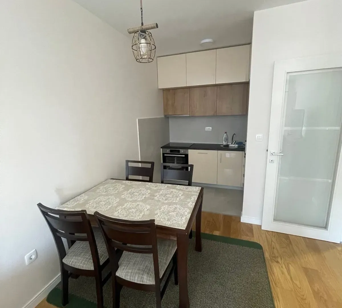 Izdavanje, jednosoban stan, 47m², Central Point, Podgorica