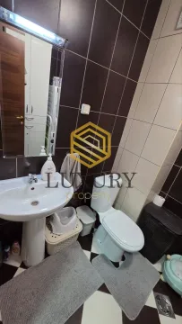 Manje kupatilo sa umivaonikom i wc šoljom. - image 11