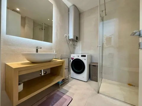 Moderne kupatilo sa umivaonikom, tuš kabinom i veš mašinom. - image 10