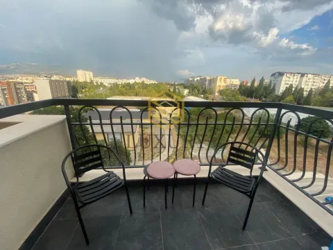 Namješten balkon sa garniturom za sjedenje i pogledom na grad. - image 4