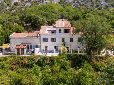 Izdavanje, kuća, 150m², Ljuta, Kotor - image 2