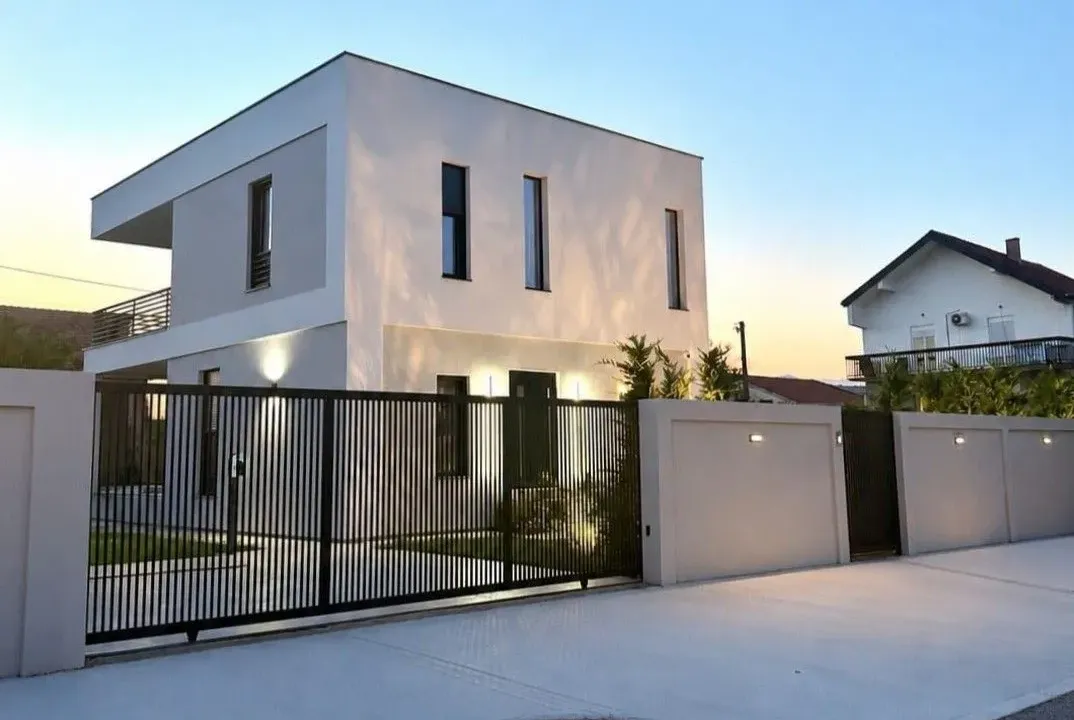 Sale, house, 225m², Gornja Gorica, Podgorica