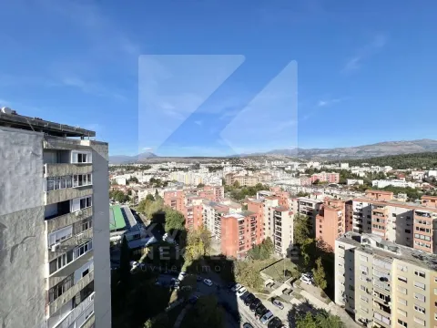 Pogled sa prozora na grad i okolne planine. - image 7