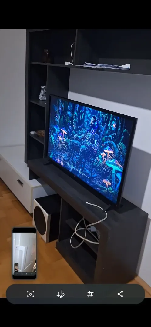 Dnevna soba sa TV komodom i televizorom.