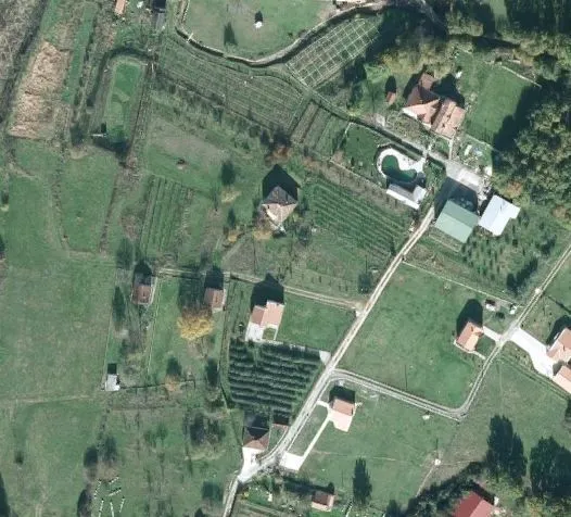 Satelitski snimak parcela i okolnih kuća iz vazduha.