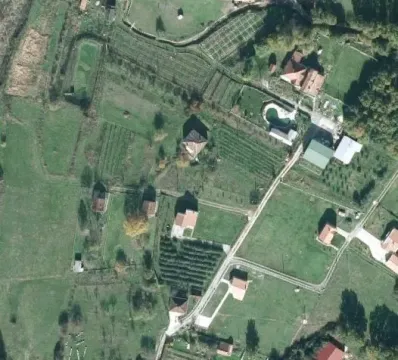 Satelitski snimak parcela i okolnih kuća iz vazduha. - image 2