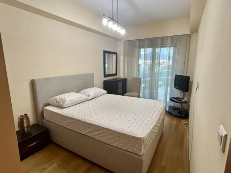 Izdavanje, dvosoban stan, 100m², Centar, Podgorica
