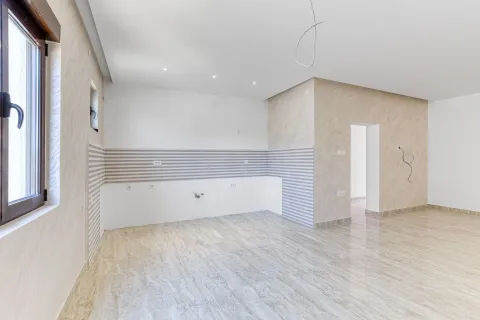 Nenameštena kuhinja sa keramičkim pločicama i pripremljenim instalacijama za elemente. - image 7