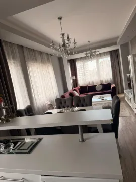Prostrana dnevna soba sa trpezarijom i modernim namještajem. - image 4