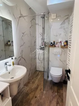 Moderno opremljeno kupatilo sa tuš kabinom, umivaonikom i WC šoljom. - image 15