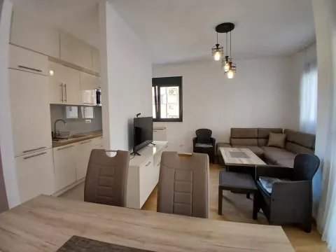 Moderan dnevni boravak povezan sa trpezarijom i kuhinjom. - image 6