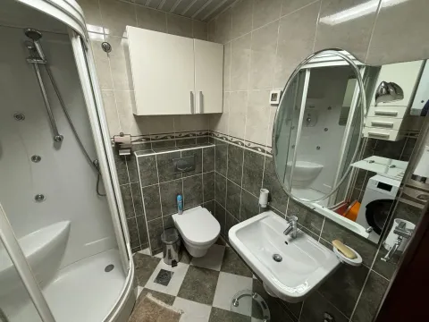 Izdavanje, dvosoban stan, 85m², Centar, Budva - image 14