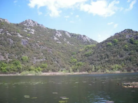 Prelijep pogled na mirnu vodu i zelena brda u okruženju. - image 8