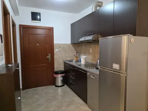 Manja kuhinja sa tamnim elementima i frižiderom. - image 4