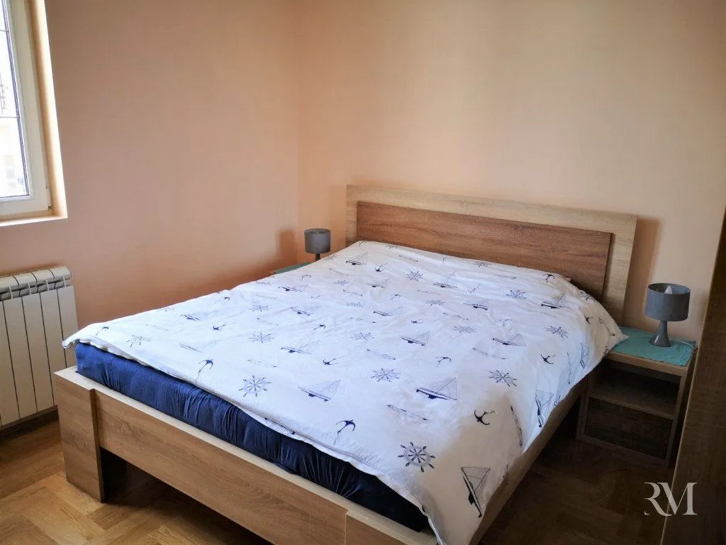 Izdavanje, trosoban stan, 130m², Dobrota, Kotor