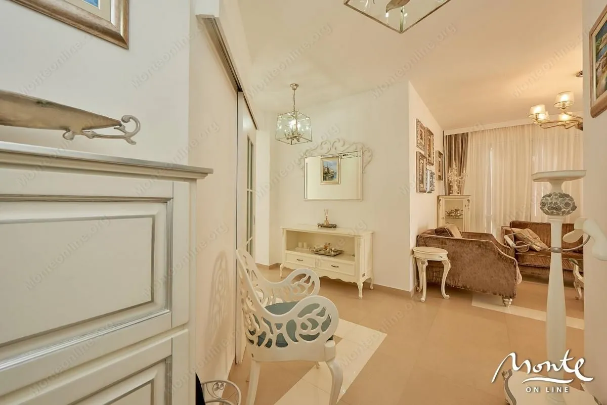 Sale, three bedroom apartment, 150m², Bečići, Budva
