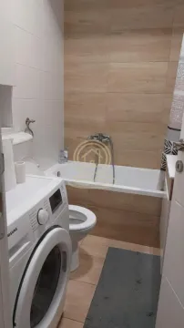 Kompaktno kupatilo sa kadom, toaletom i veš mašinom. - image 7