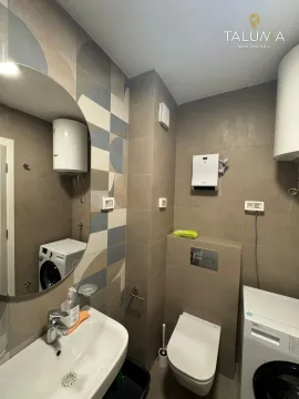 Kupatilo opremljeno umivaonikom, toaletom i veš mašinom. - image 5