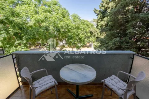 Manji balkon sa stolom i dve stolice i pogledom na zelenilo. - image 10