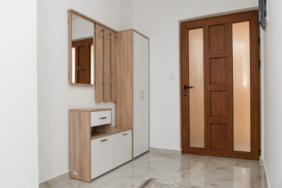 Izdavanje,  stan, 93m2, Škaljari, Kotor