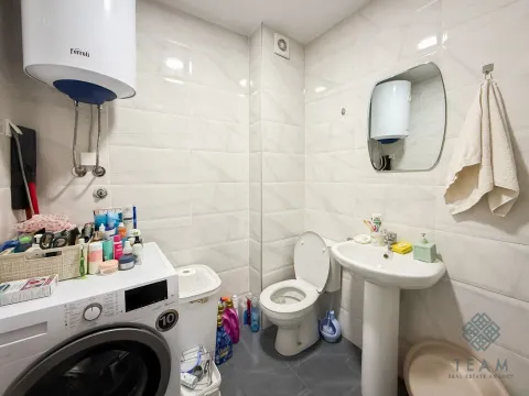 Kupatilo opremljeno umivaonikom, WC šoljom, bojlerom i veš mašinom. - image 4