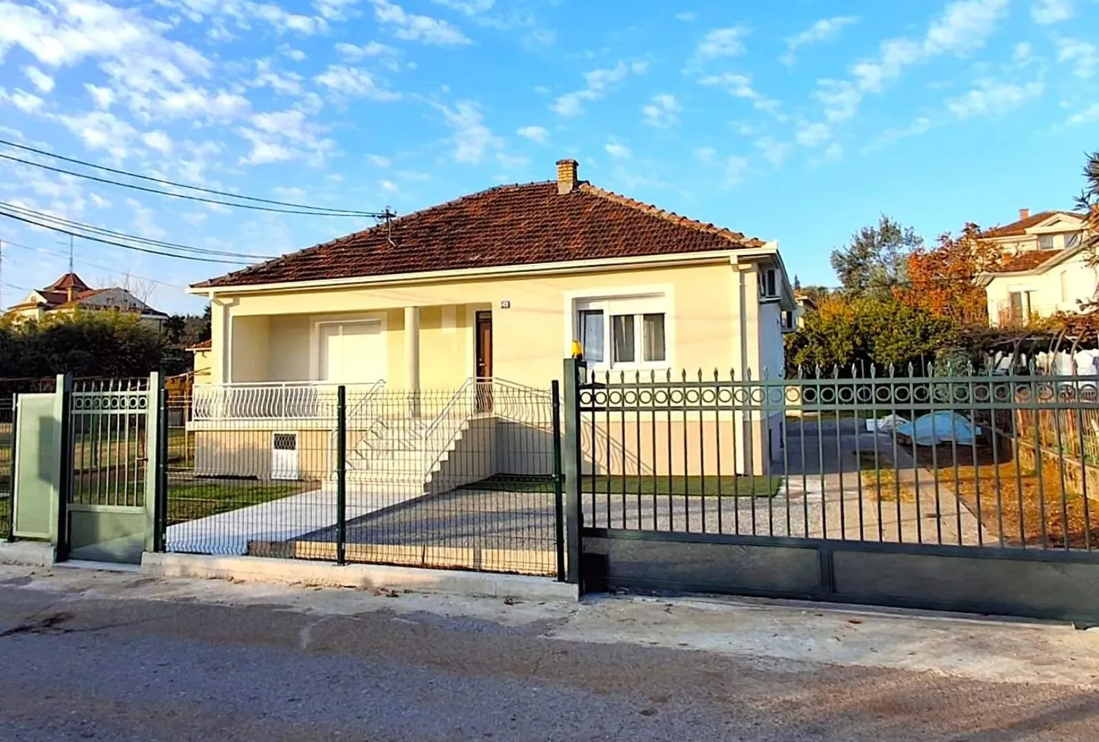 Izdavanje, kuća, 125m², Masline, Podgorica
